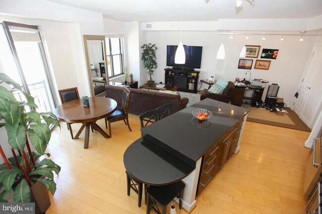 Foto del edificio - 7710 Woodmont Ave