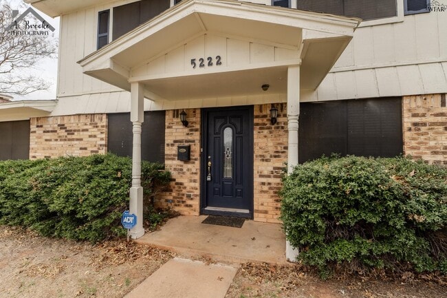 Building Photo - 5222 Jamaica Dr