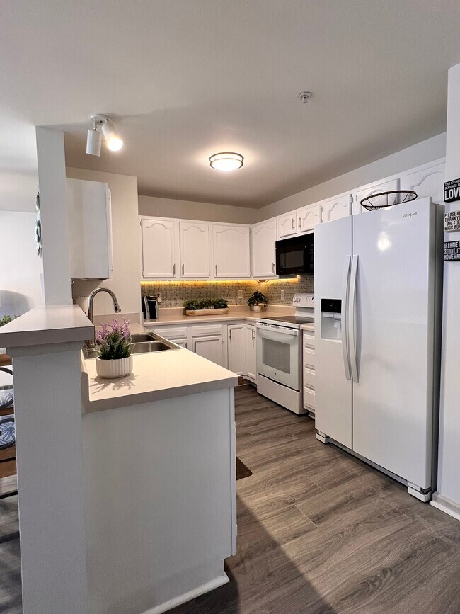 Foto del edificio - 711 Rivertree Ln