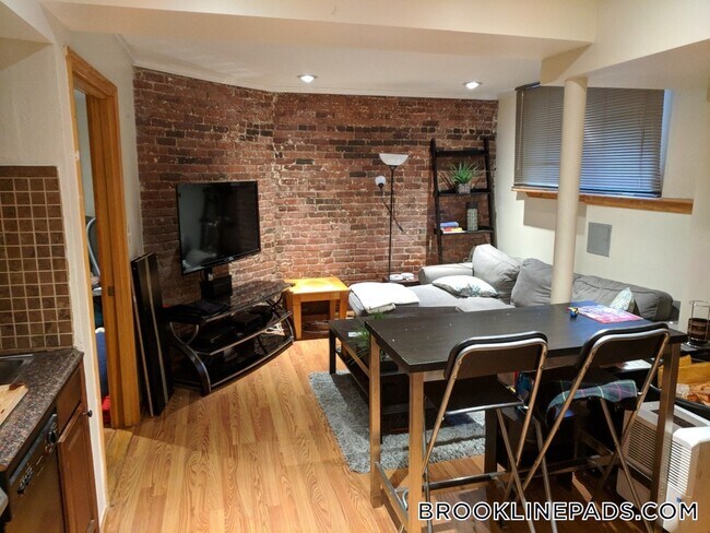 Foto del edificio - 1689 Beacon St