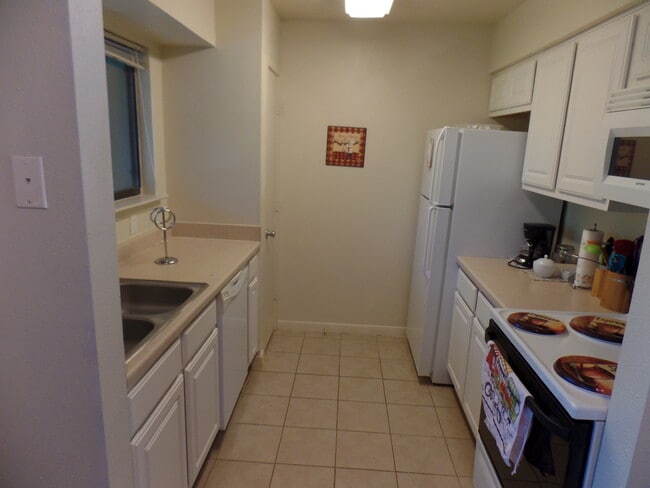 Building Photo - 3300 Pebblebrook Dr