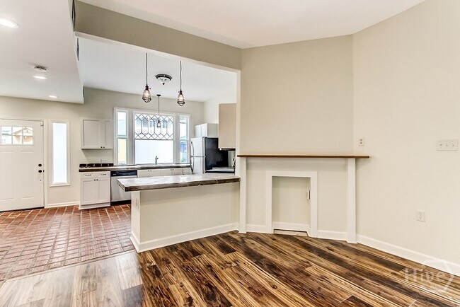 Building Photo - 307 W Henry St