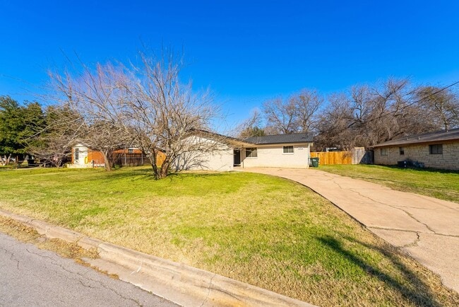 Building Photo - 2 Bed-1 Bath Duplex with Modern updates an...