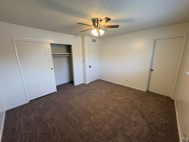 Foto del edificio - Corner lot home near Shopping Center Available Now!