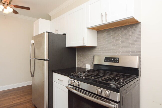 Building Photo - 3821 N Greenview Ave
