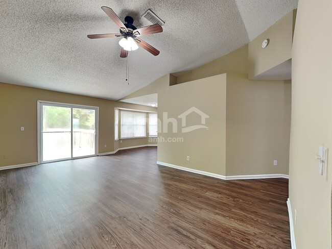 Foto del edificio - 1736 Chandelier Cir W