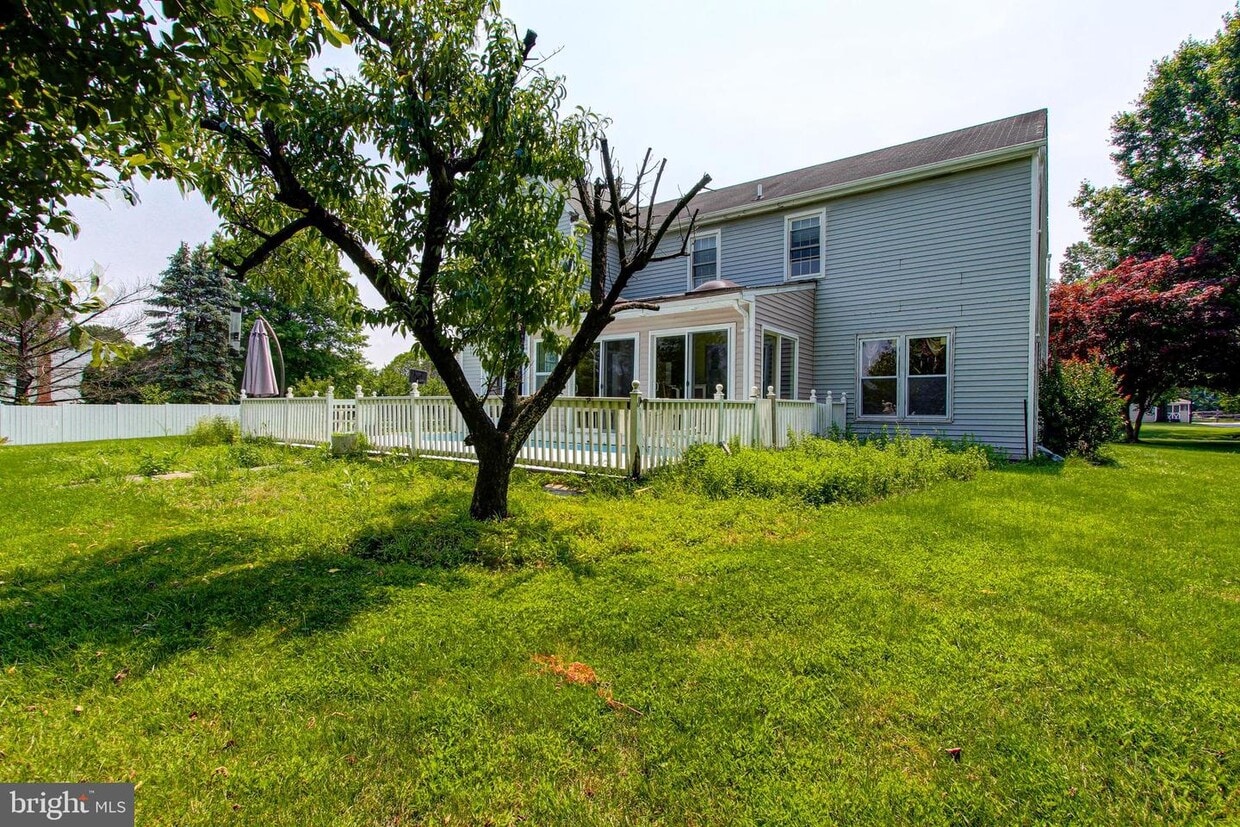 Primary Photo - 11 Thayer Dr