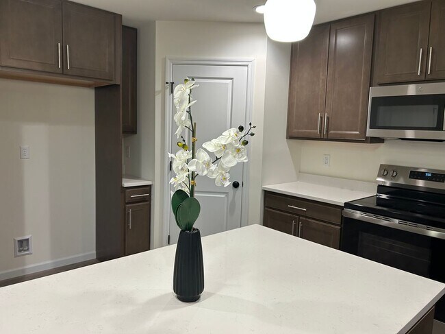 Foto del edificio - 402 Yellow Rose Ct