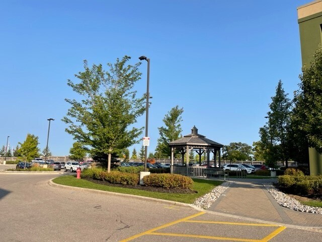 Building Photo - 12 Royal Parkside Dr