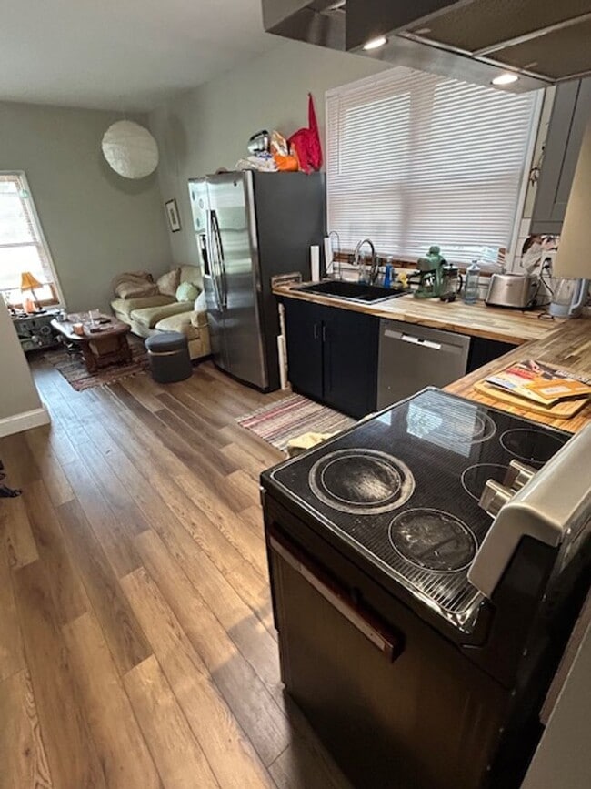 Building Photo - Contemporary 1BR/1BA - Location Meets Styl...