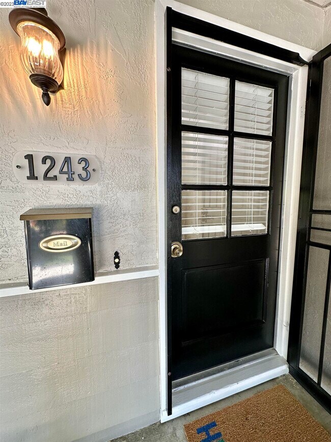 Building Photo - 1243 Missouri Dr