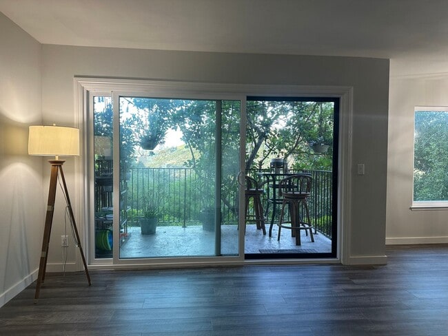 Building Photo - $3,100 - 2 Bed / 2 Bath Condo in Hillcrest