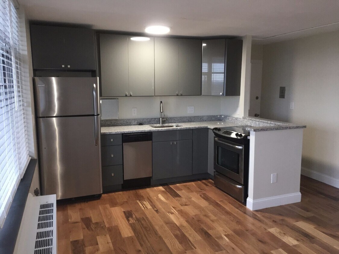 NO BROKER FEE!!!! RENOVATED BELMONT 1 BE... - NO BROKER FEE!!!!   RENOVATED BELMONT 1 BE...