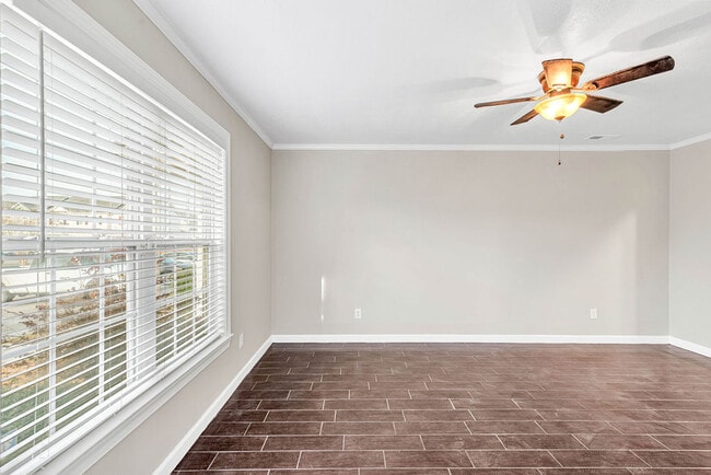 Building Photo - 300 Streamwood Dr