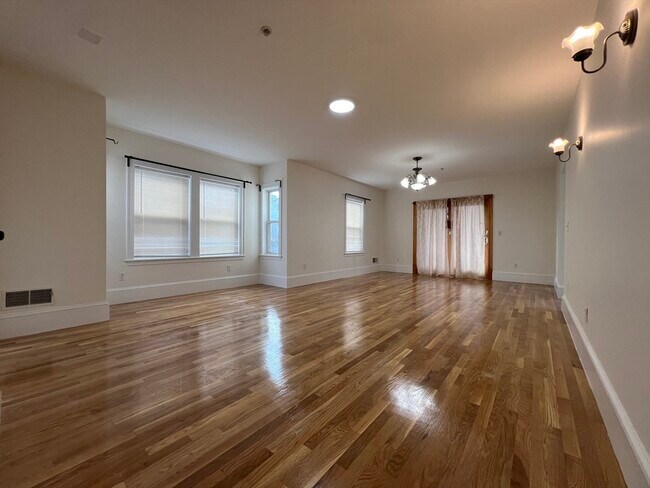 Building Photo - 128 Buttonwood St