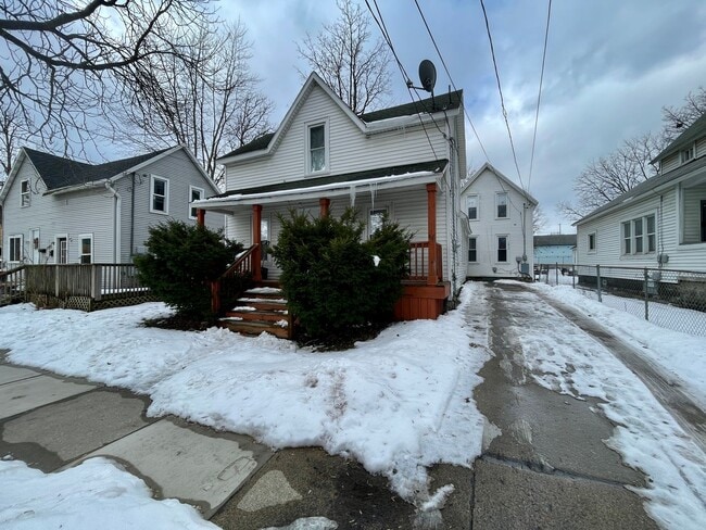 Building Photo - 1011-1013 Quarry Ave NW