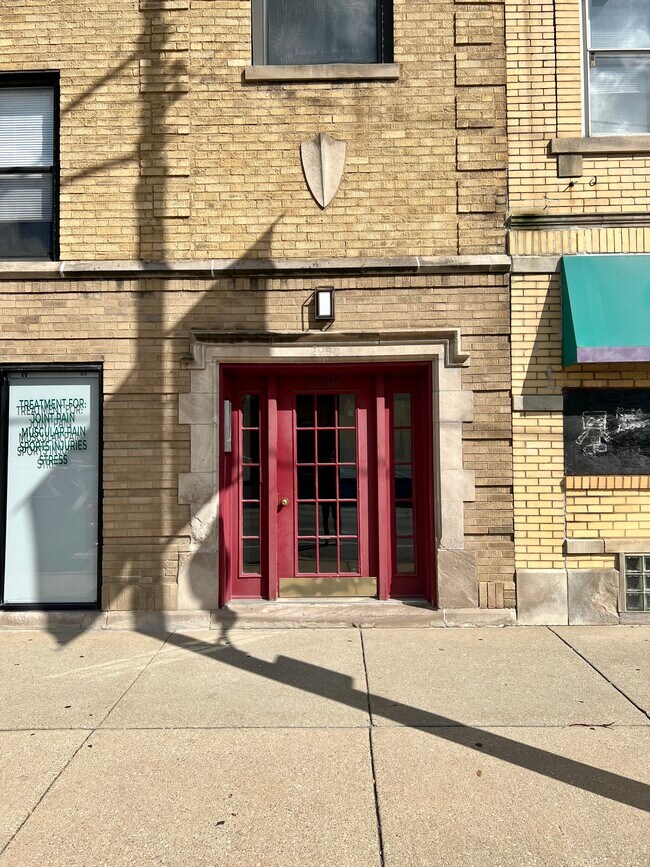 Building Photo - 2950 W Montrose Ave