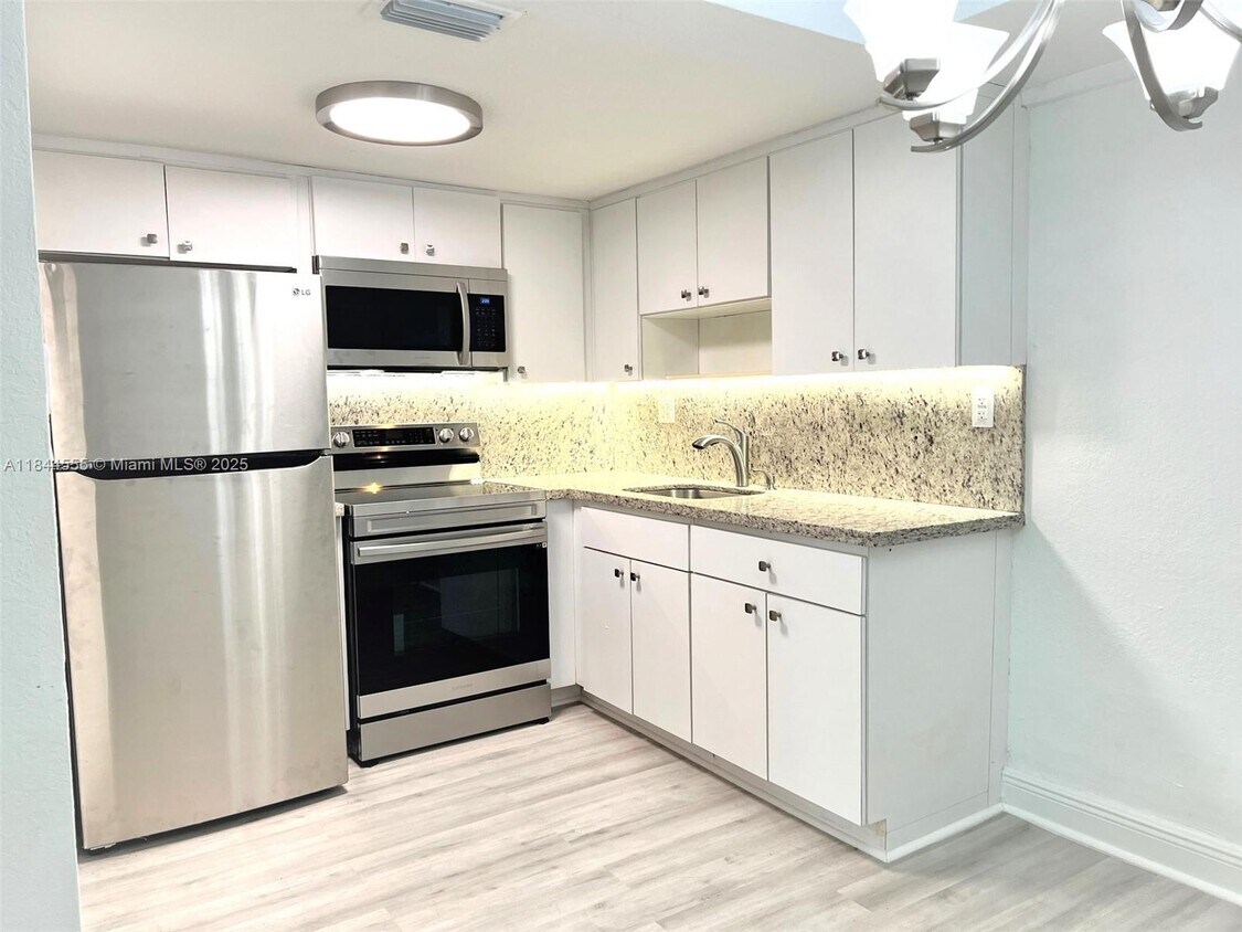 Foto principal - 636 NE 63rd St