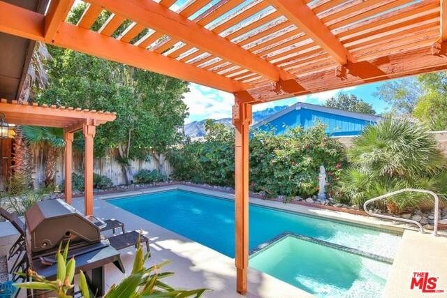 Foto del edificio - 3243 N Mountain Shadow Dr