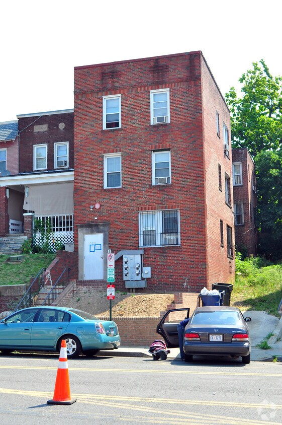 Foto principal - 3111 Sherman Ave NW