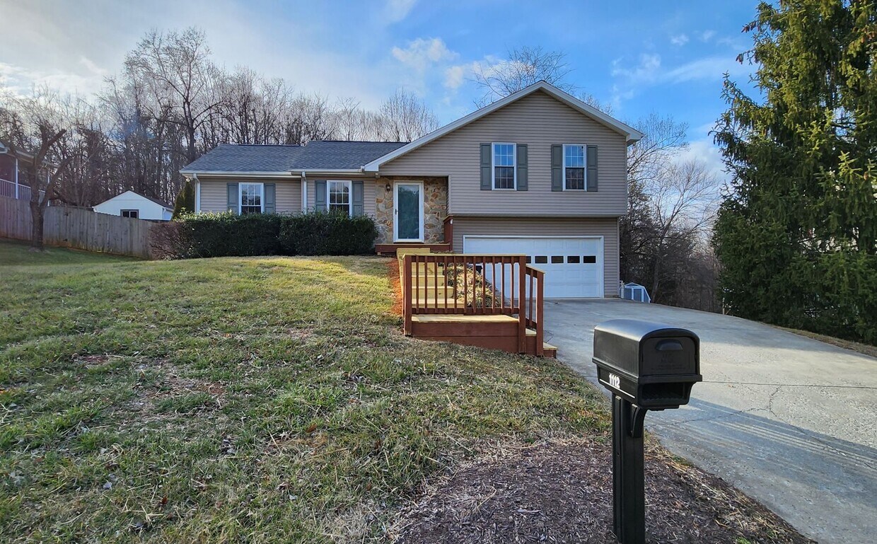 Primary Photo - Available Now!! 3 to 4 Bedroom, 3 Full Bat...