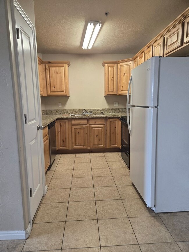 Building Photo - 3 bedroom 2 Bath condo