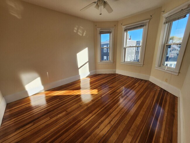 Foto del edificio - Third Floor 3 Bd 1 Bath Near JFK T Station w/ In Unit Laundry!