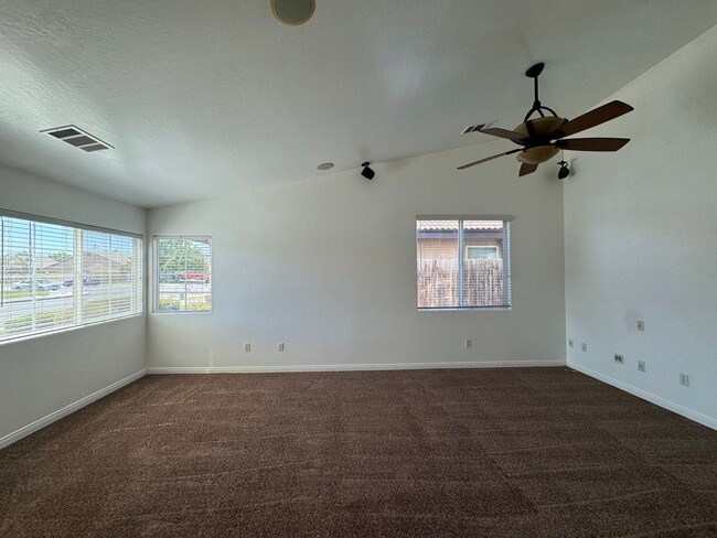 Building Photo - Beautiful and spacious 3 bedroom!