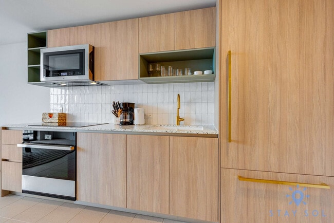 Building Photo - 601 NE 1st Ave