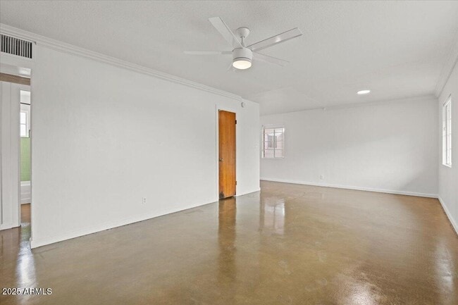 Building Photo - 2408 W Weldon Ave