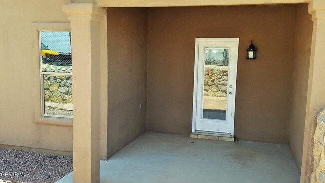 Building Photo - 11727 Dos Palmas Dr