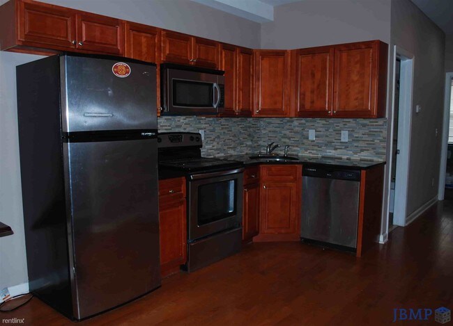 Foto del edificio - 4 br, 2 bath Triplex - 2350 N PARK AVE Unit 1