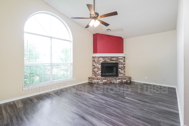 Building Photo - 1709 W Fort Worth St