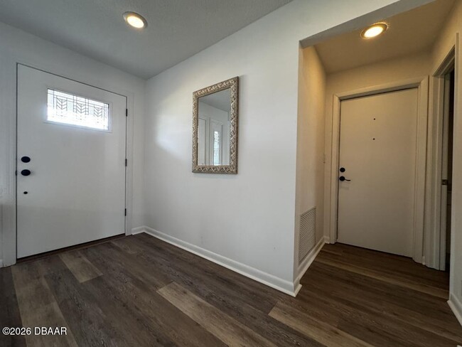 Building Photo - 1508 Poplar Dr