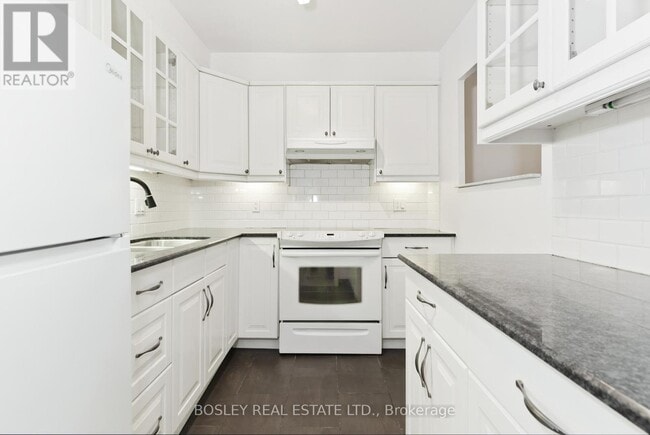 Building Photo - 335 Lonsdale Rd