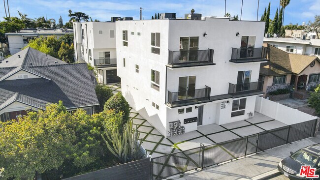 Foto del edificio - 6021 1/2 Romaine St