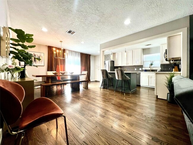 Building Photo - 5719 Viking Dr