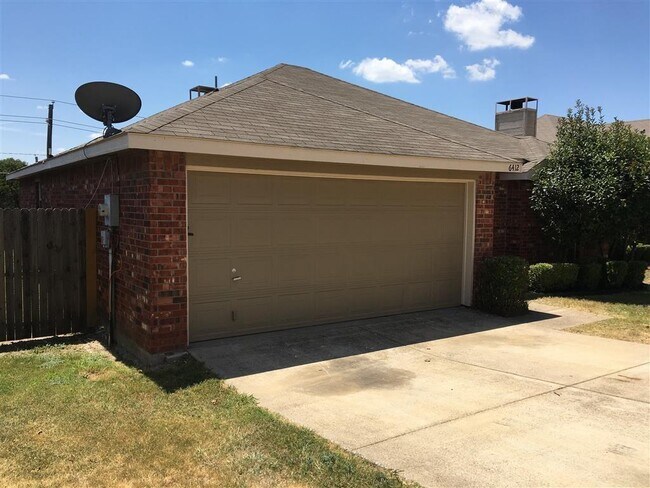 Foto del edificio - 6412 Royal Cedar Dr