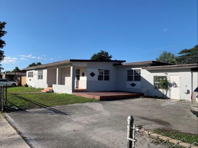Foto del edificio - 16320 NW 37th Ave