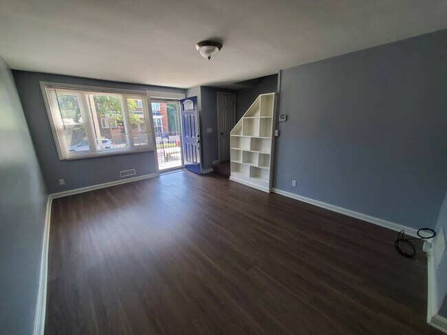 Building Photo - 832 Tolna St