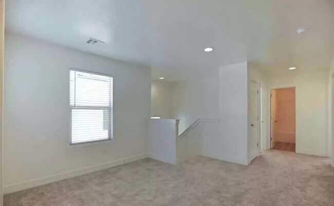Building Photo - Charming 4BR 2.5 BATH House in Saint George