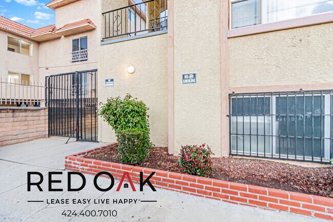 Foto del edificio - ~$750 OFF~ Spacious Two Bedroom with Hardw...