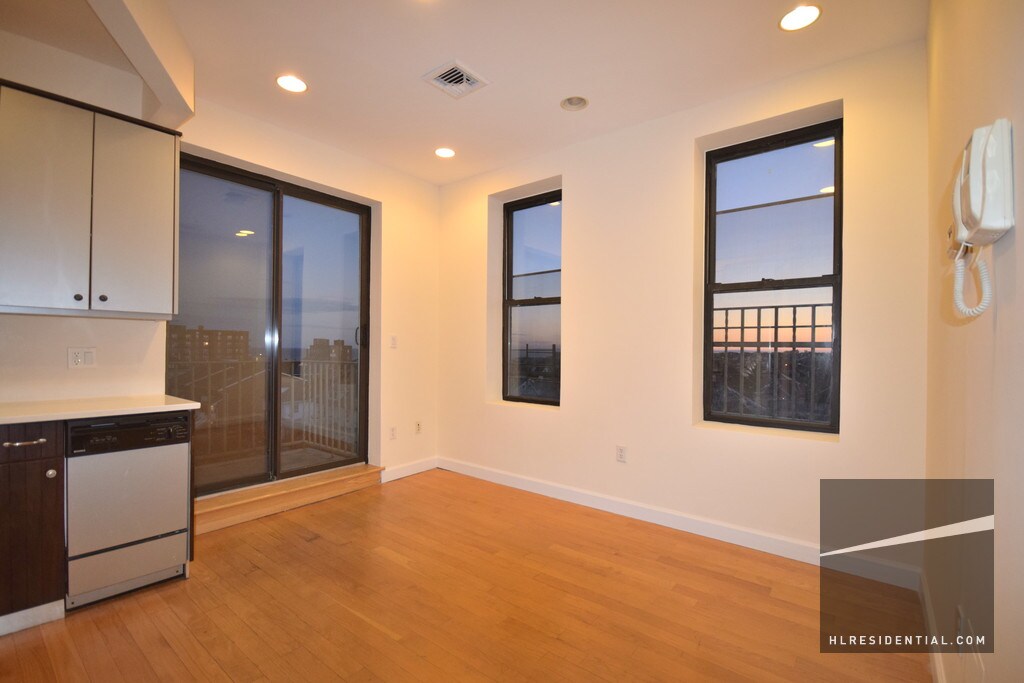 Foto principal - 12311 Rockaway Beach Blvd
