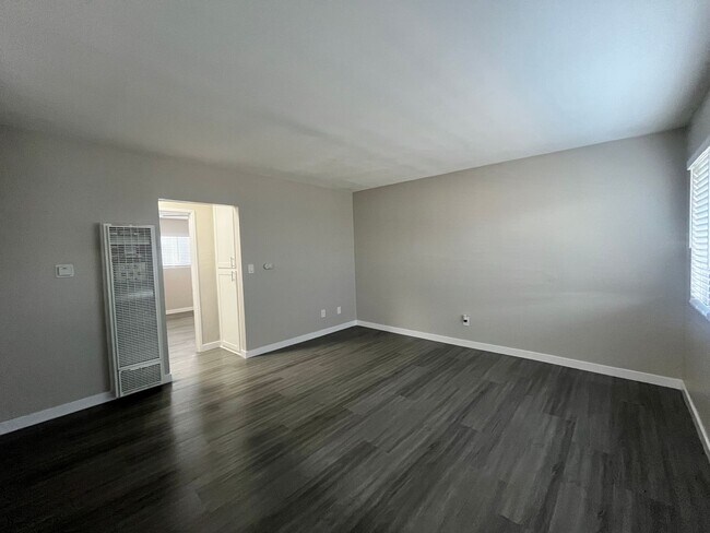 Foto del edificio - BEAUTIFUL 2 BEDROOM 1 BATH UPSTAIRS, MOVE-IN READY!