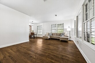 Building Photo - 2423 Meadow Ln