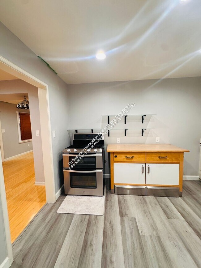 Foto del edificio - Cozy Move-In Ready 3 Bedrooms / 2 Bathroom Eastmont Hills Home