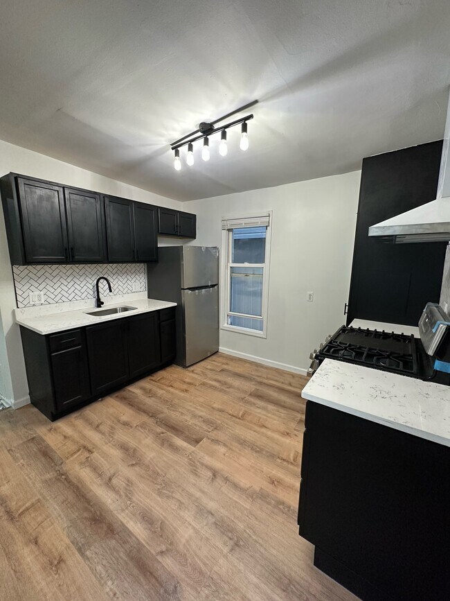 Kitchen - 629 Magnolia Ave