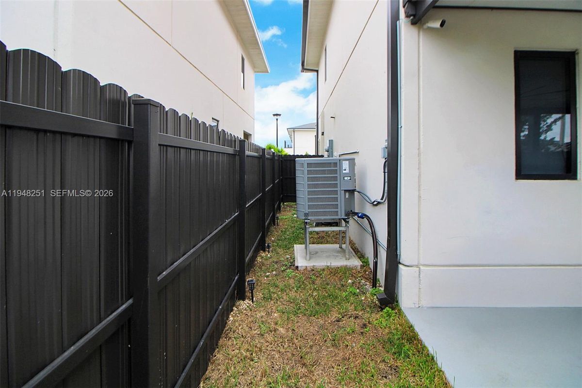 Foto del edificio - 320 NW 13th Ct