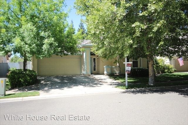 Building Photo - 3 br, 2 bath House - 3300 Mayten Way