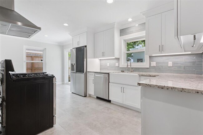 Building Photo - 5206 De Lange Ln